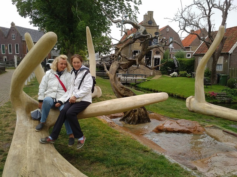 Maggie and Kathleen at the Hinderloopen statue which combines the town's iconic 'tree' arms with the fountain birds talking to each other in a setting of peace