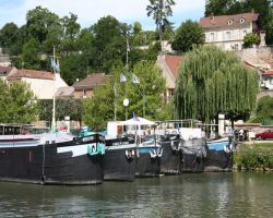 Barges in formation in Conflans-Ste-Honarine