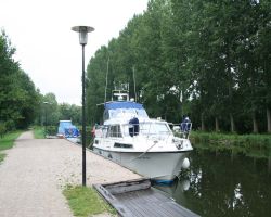 Quiet canalside moorings next to the campsite at Corbie
