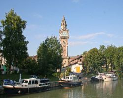 Soci�t� Nautique d'Epernay and the Castellane tower