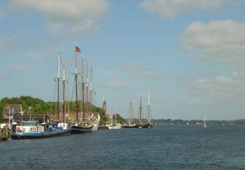 Filling up - the Brunsbuttel bunkerboat