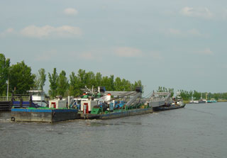 Half a bridge pulls out of the Gaarkeuken sluis
