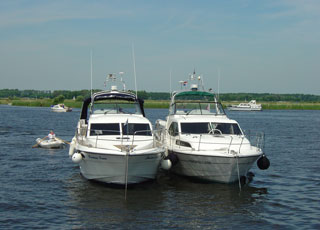 Anchoring on the Kaager Plassen involves taking the dog ashore too